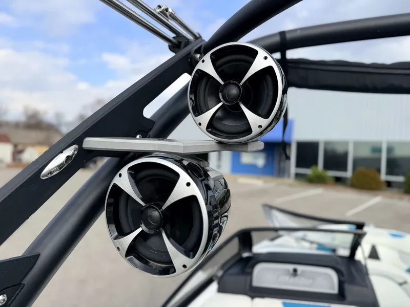 Slide: The Image of Speakers on a 2016 Malibu Wakesetter 22 VLX boat. - 13