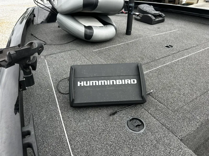 Slide: The Image of Lowe Stinger ST175 boat with Humminbird device, 2016 model. - 4