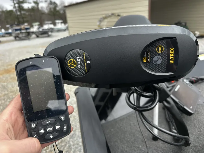 Slide: The Image of Lowe Stinger ST175 with i-Pilot GPS system and remote, year 2016. - 5