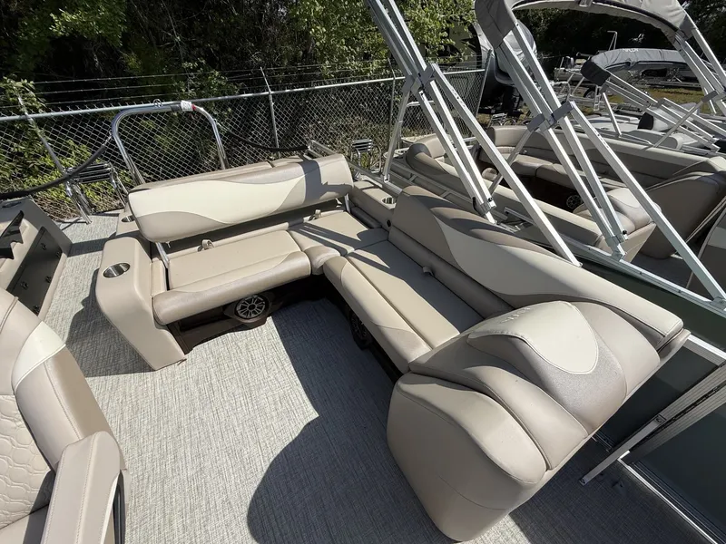 Slide: The Image of Luxurious seating in Avalon LSZ 25 Tritoon 2026. - 8