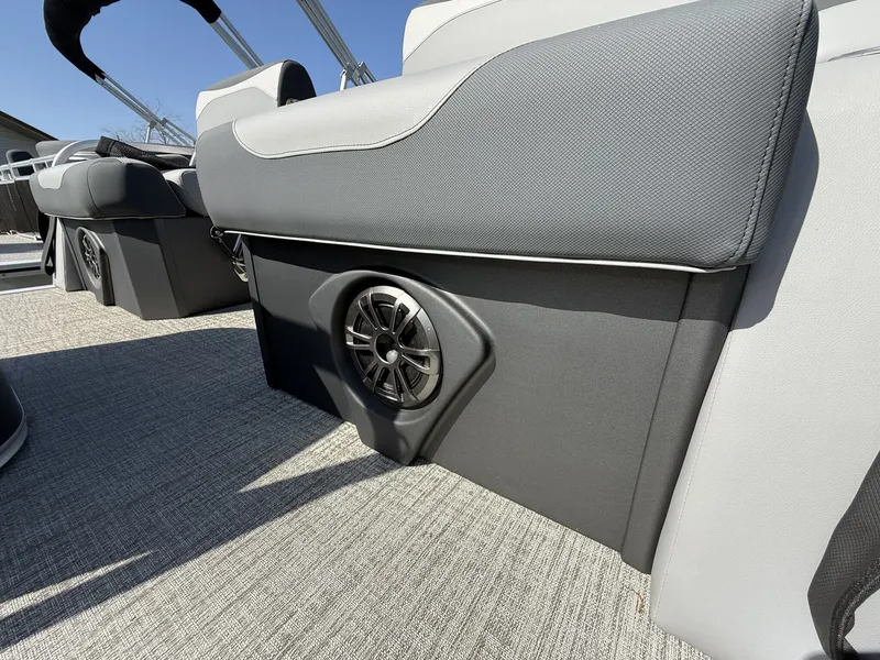 Slide: The Image of Avalon LSZ 25 QUAD LOUNGER-TRITOON 200HP 2026 - 5