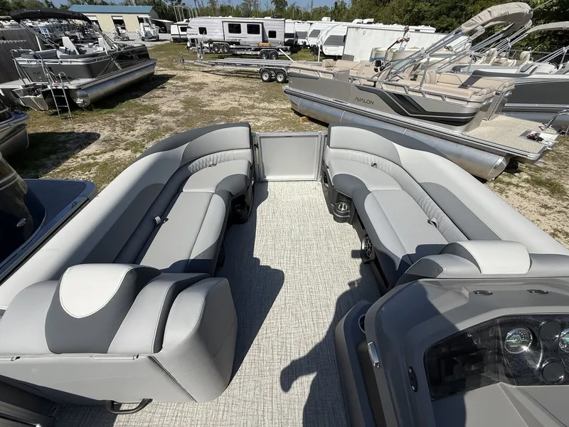 Slide: The Image of Avalon LSZ 25 QUAD LOUNGER-TRITOON 200HP 2026 - 7