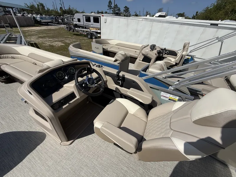 Slide: The Image of Avalon LSZ 25 VERSA REAR BENCH TRITOON 200HP 2026 - 7