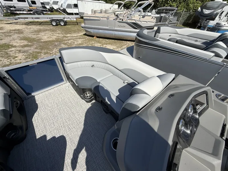 Slide: The Image of Avalon LSZ 23 QUAD LOUNGER-TRITOON 200HP 2026 - 7