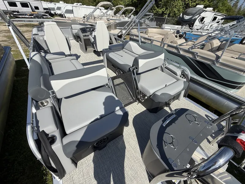 Slide: The Image of Avalon LSZ 25 QUAD LOUNGER-TRITOON 200HP 2026 - 2