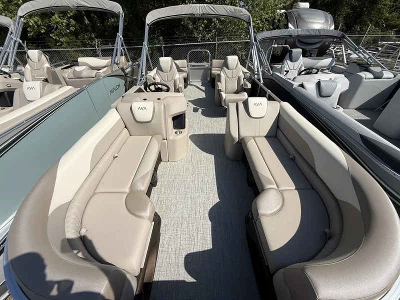 Slide: The Image of Avalon LSZ 25 QUAD LOUNGER-TRITOON 200HP 2026 - 2