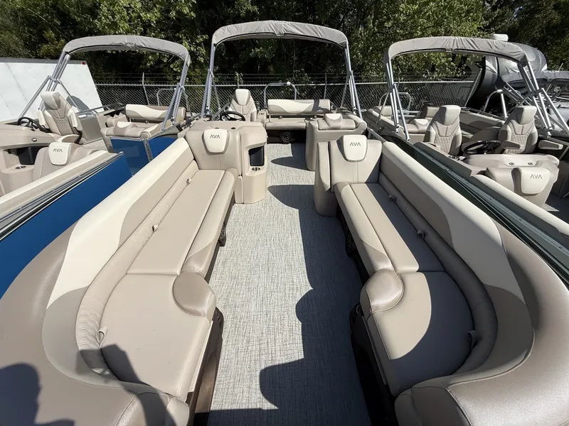 Slide: The Image of Avalon LSZ 25 VERSA REAR BENCH TRITOON 200HP 2026 - 2