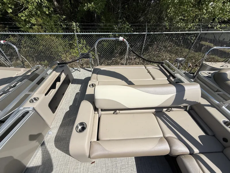 Slide: The Image of Avalon LSZ 25 VERSA REAR BENCH TRITOON 200HP 2026 - 3