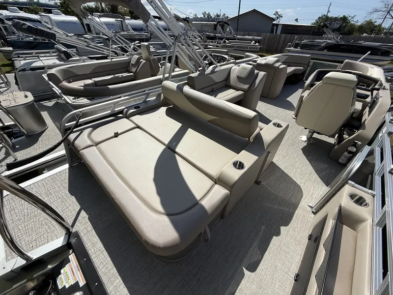 Slide: The Image of Avalon LSZ 25 VERSA REAR BENCH TRITOON 200HP 2026 - 4