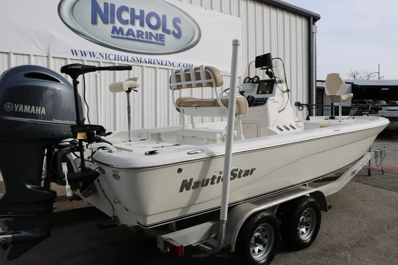 Slide: The Image of NauticStar 2200 Sport 2017 - 10