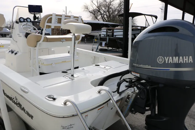 Slide: The Image of NauticStar 2200 Sport 2017 - 17