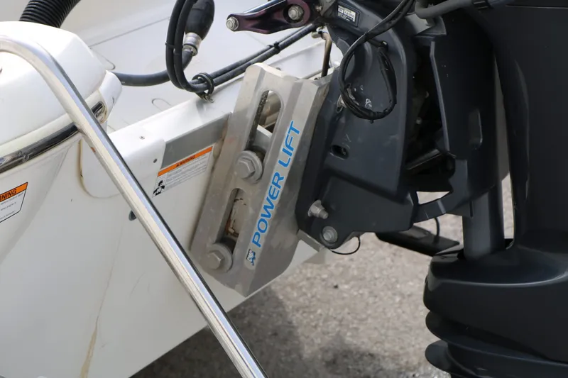 Slide: The Image of NauticStar 2200 Sport 2017 - 21