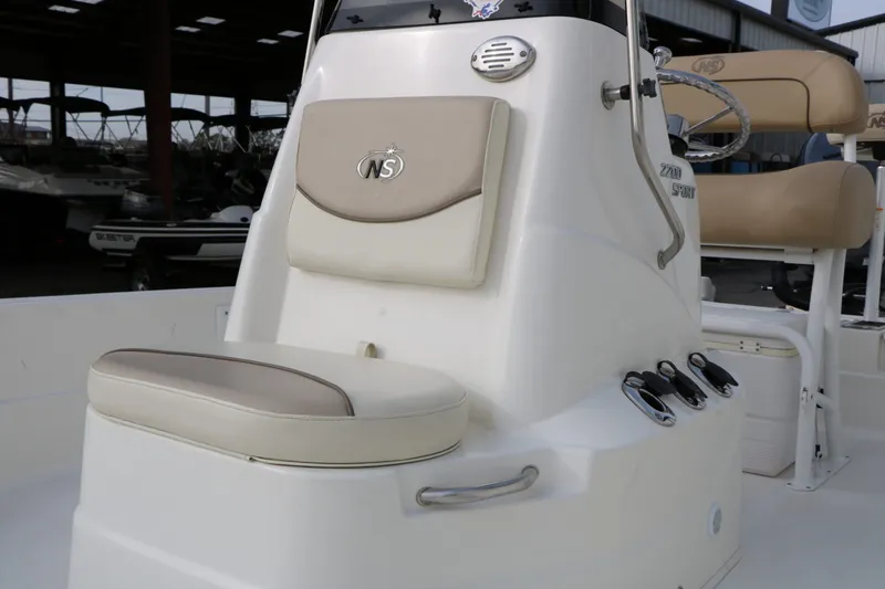 Slide: The Image of NauticStar 2200 Sport 2017 - 22