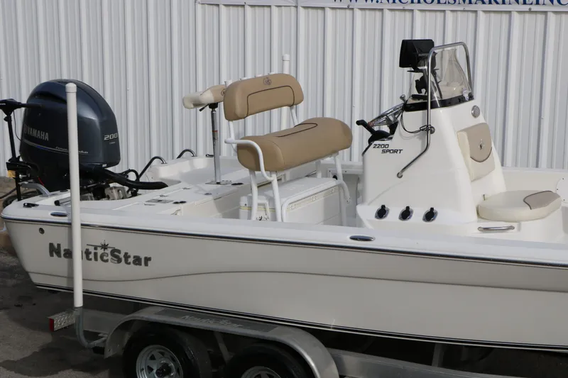 Slide: The Image of NauticStar 2200 Sport 2017 - 24