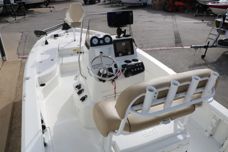 Slide: The Image of NauticStar 2200 Sport 2017 - 26