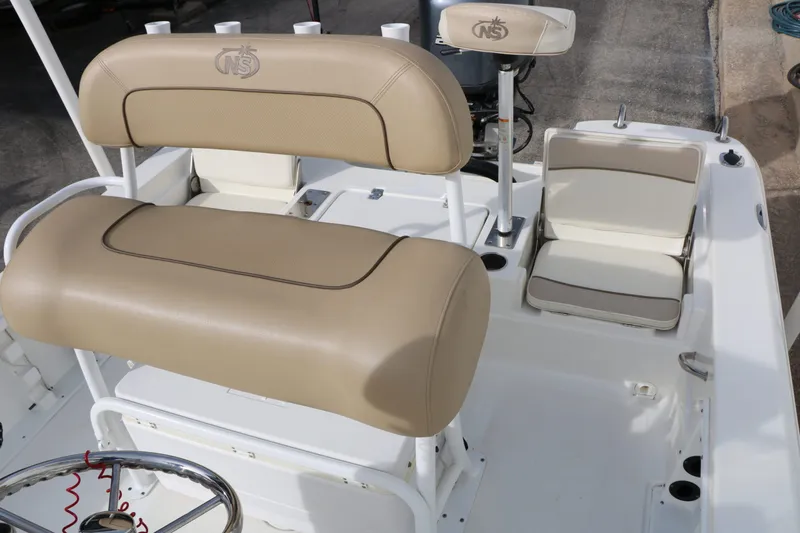 Slide: The Image of NauticStar 2200 Sport 2017 - 36