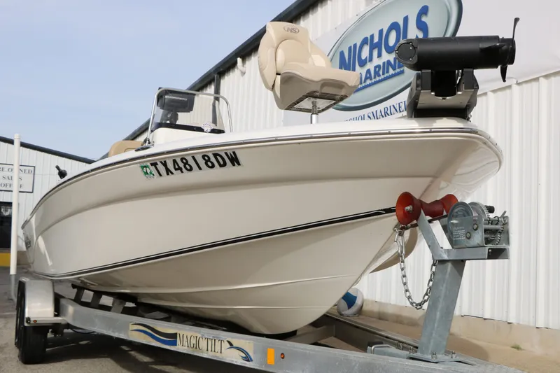 Slide: The Image of NauticStar 2200 Sport 2017 - 5