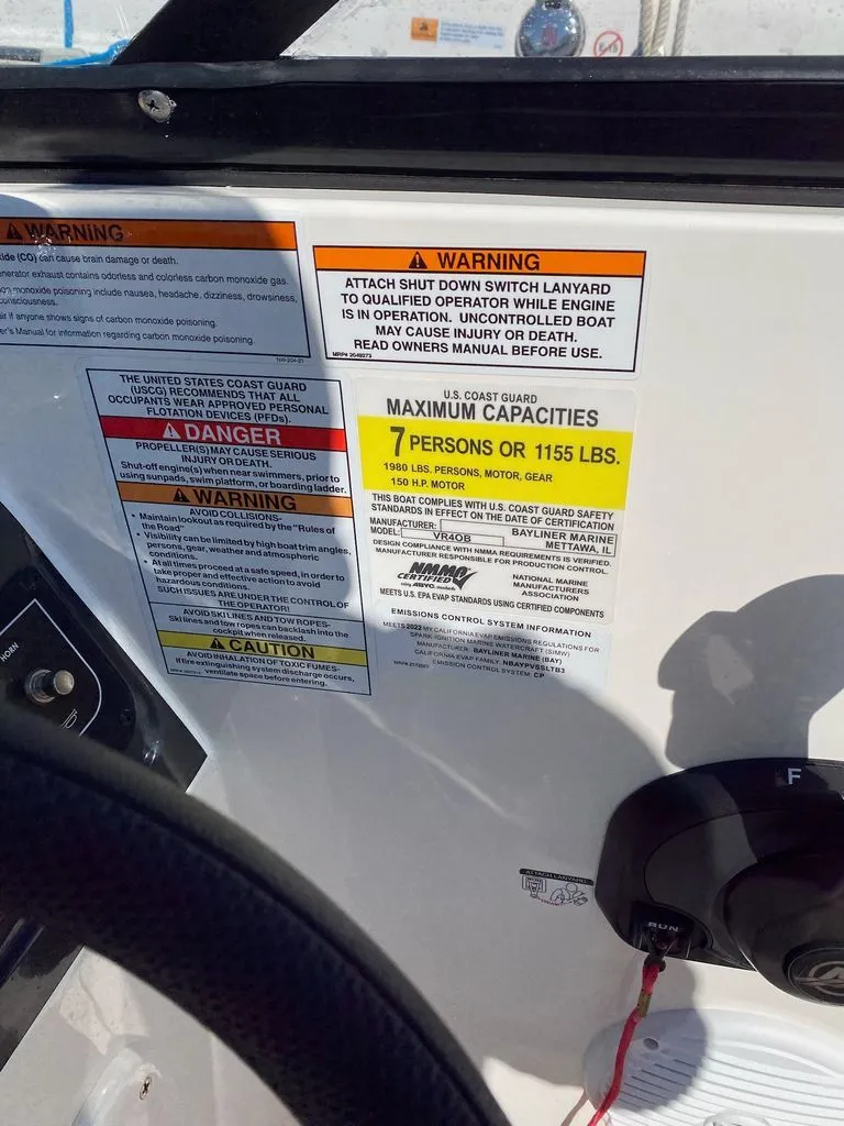 Slide: The Image of Bayliner VR4 2022 - 15