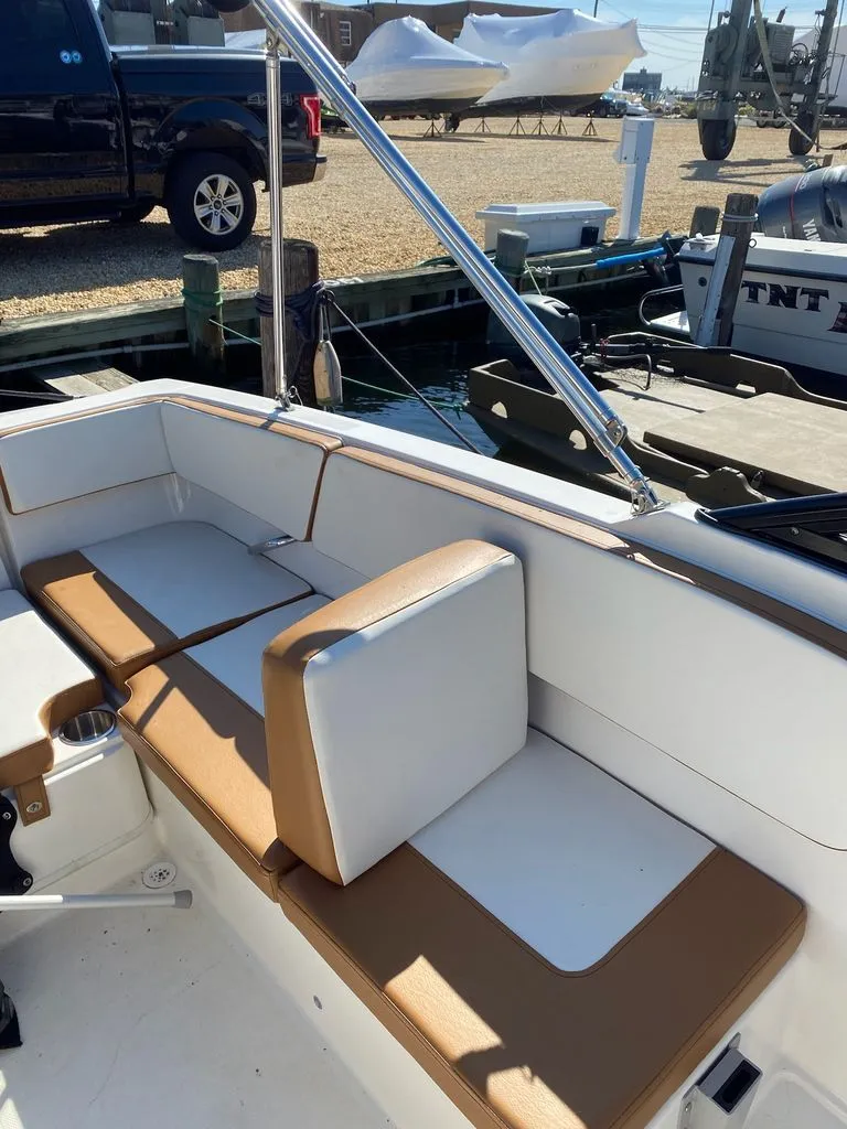 Slide: The Image of Bayliner VR4 2022 - 4