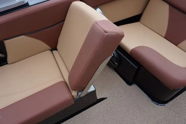 Slide: The Image of MasterCraft XT25 2019 - 13