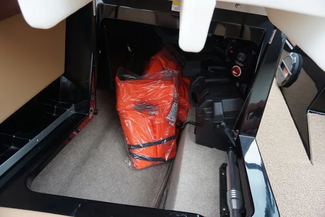 Slide: The Image of MasterCraft XT25 2019 - 16