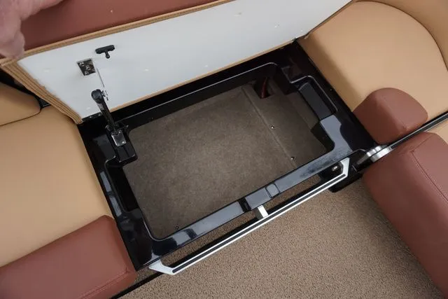 Slide: The Image of MasterCraft XT25 2019 - 25