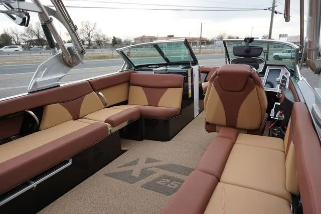 Slide: The Image of MasterCraft XT25 2019 - 30