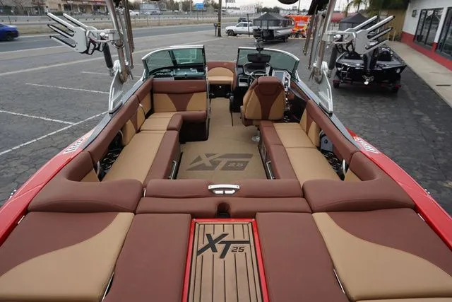 Slide: The Image of MasterCraft XT25 2019 - 35