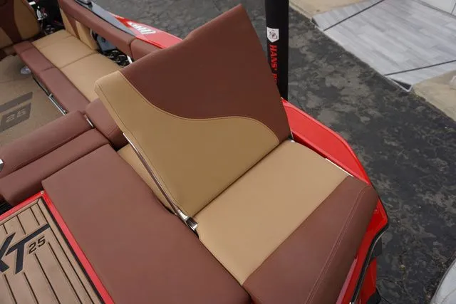 Slide: The Image of MasterCraft XT25 2019 - 36