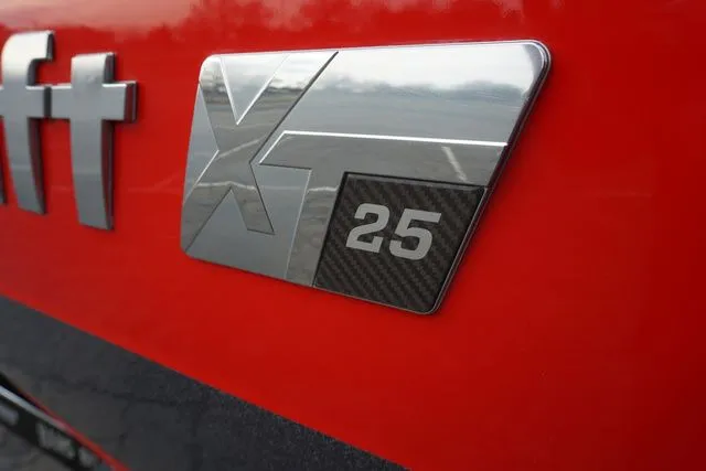 Slide: The Image of MasterCraft XT25 2019 - 7