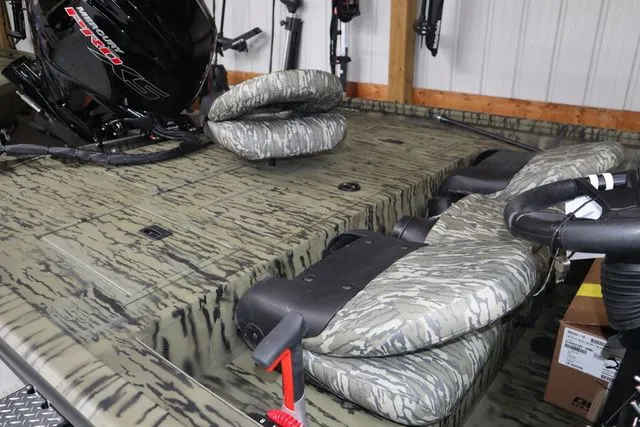 Slide: The Image of Lowe Stinger 195 B PC 2026 - 3