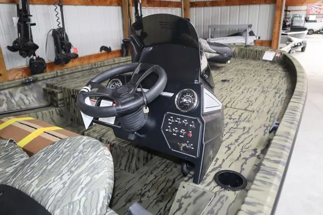 Slide: The Image of Lowe Stinger 195 B PC 2026 - 4