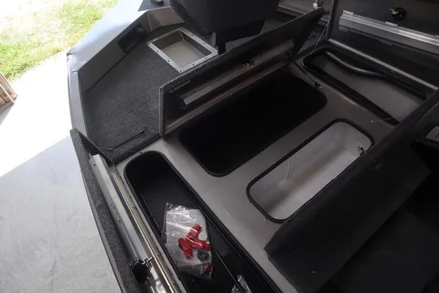 Slide: The Image of Lowe Stinger 175C 2026 - 8