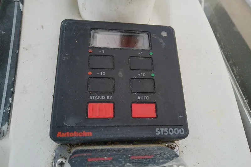 Slide: The Image of Autopilot control panel on 1996 Shamrock 260 Express boat, featuring Autopilot ST5000 system. - 21