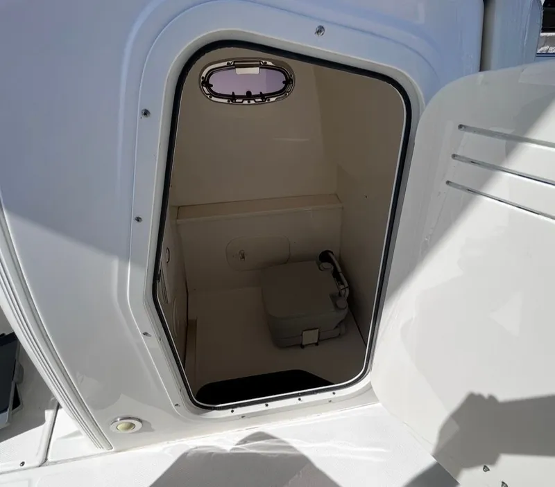 Slide: The Image of Boston Whaler 270 Dauntless 2016 - 17