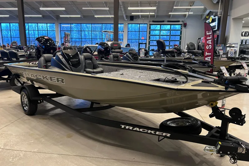 The Image of Tracker Pro Team 195 2026 - undefined