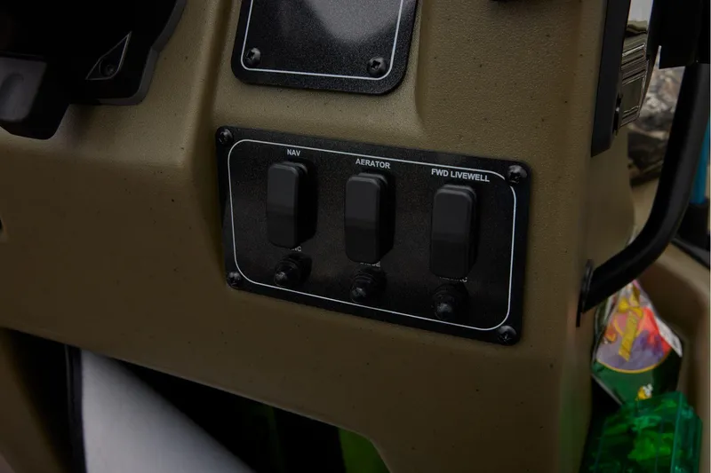 Slide: The Image of Tracker Grizzly 2072 CC 2026 - 25