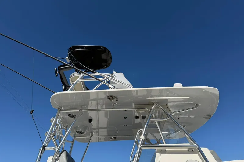 Slide: The Image of 2021 SeaVee 390Z boat tower against clear blue sky. - 8