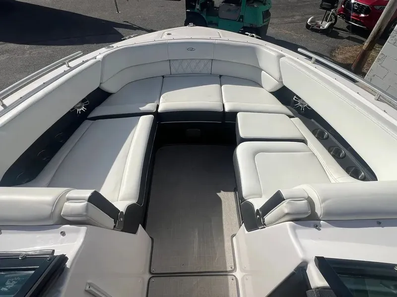 Slide: The Image of Regal 2800 Bowrider 2021 - 11