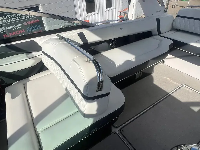 Slide: The Image of Regal 2800 Bowrider 2021 - 15