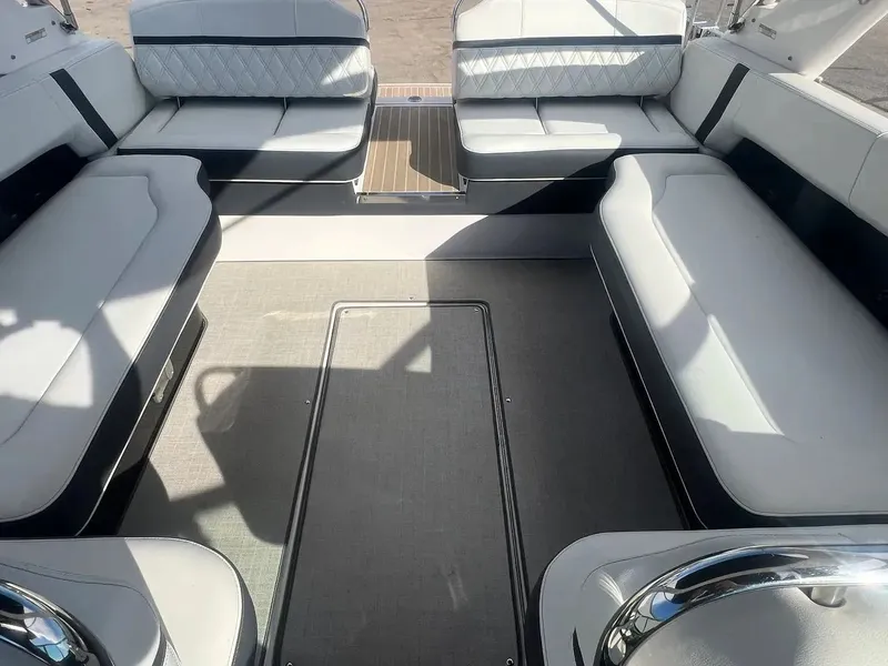 Slide: The Image of Regal 2800 Bowrider 2021 - 16