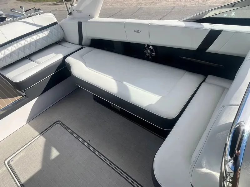 Slide: The Image of Regal 2800 Bowrider 2021 - 17