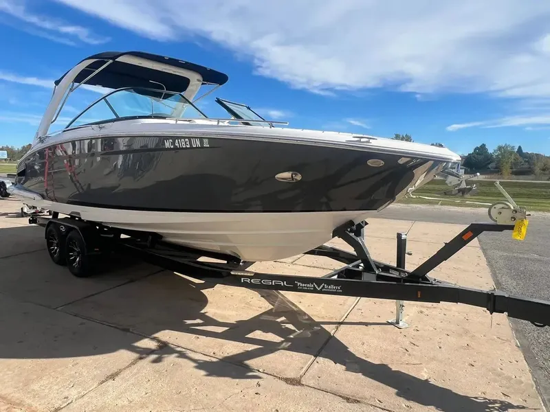 Slide: The Image of Regal 2800 Bowrider 2021 - 25