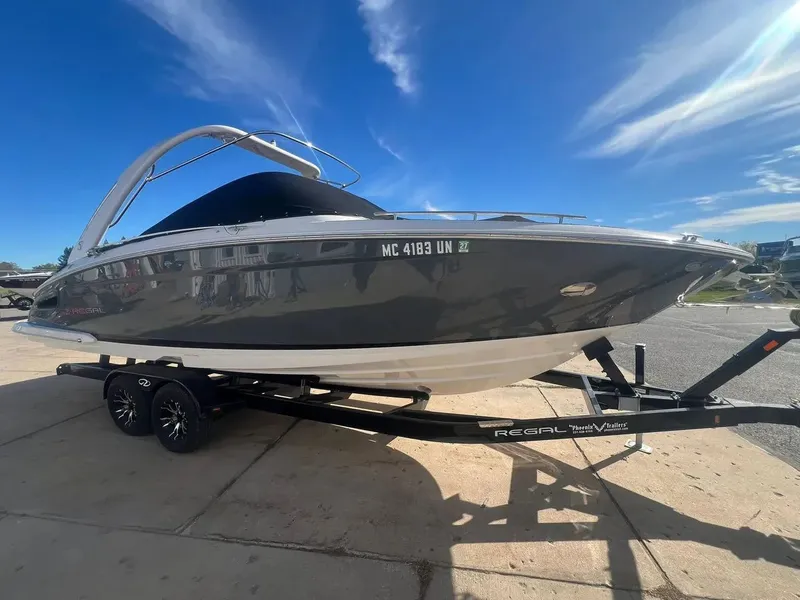 Slide: The Image of Regal 2800 Bowrider 2021 - 26