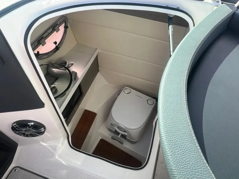 Slide: The Image of Regal 2800 Bowrider 2021 - 9