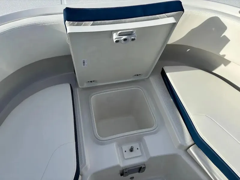 Slide: The Image of Robalo R270 Center Console 2024 - 17