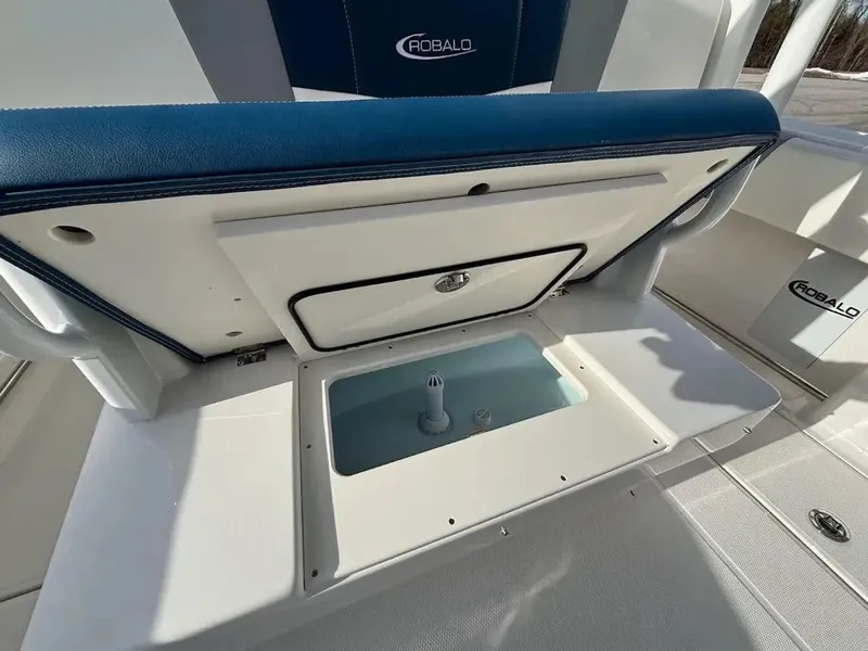 Slide: The Image of Robalo R270 Center Console 2024 - 22