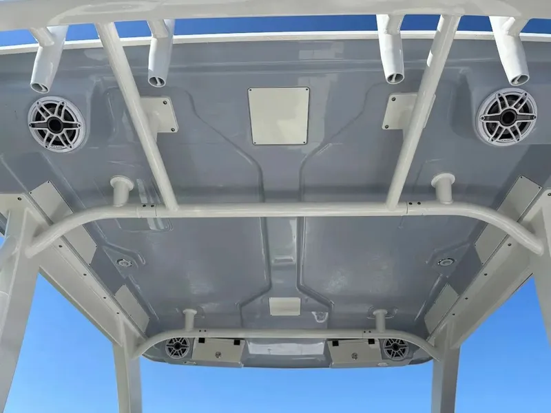 Slide: The Image of Robalo R257 Dual Console 2025 - 14