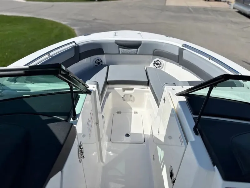 Slide: The Image of Robalo R257 Dual Console 2025 - 15