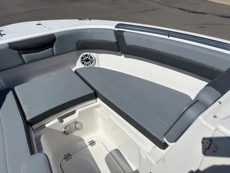Slide: The Image of Robalo R257 Dual Console 2025 - 17